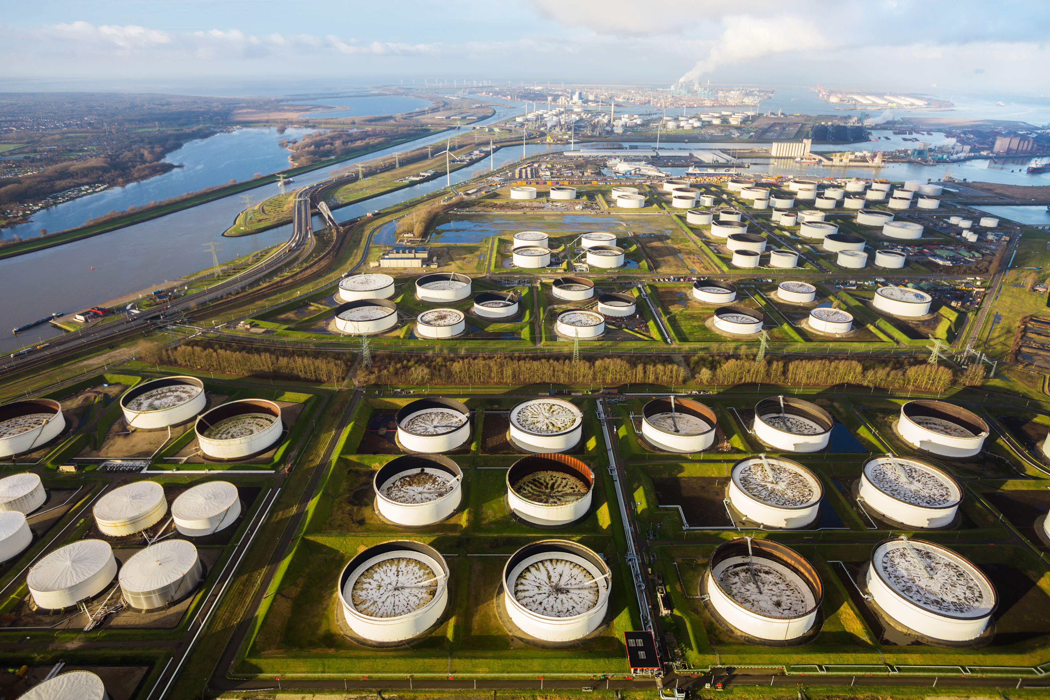 Almacenamiento de petróleo en el puerto de Rotterdam.
