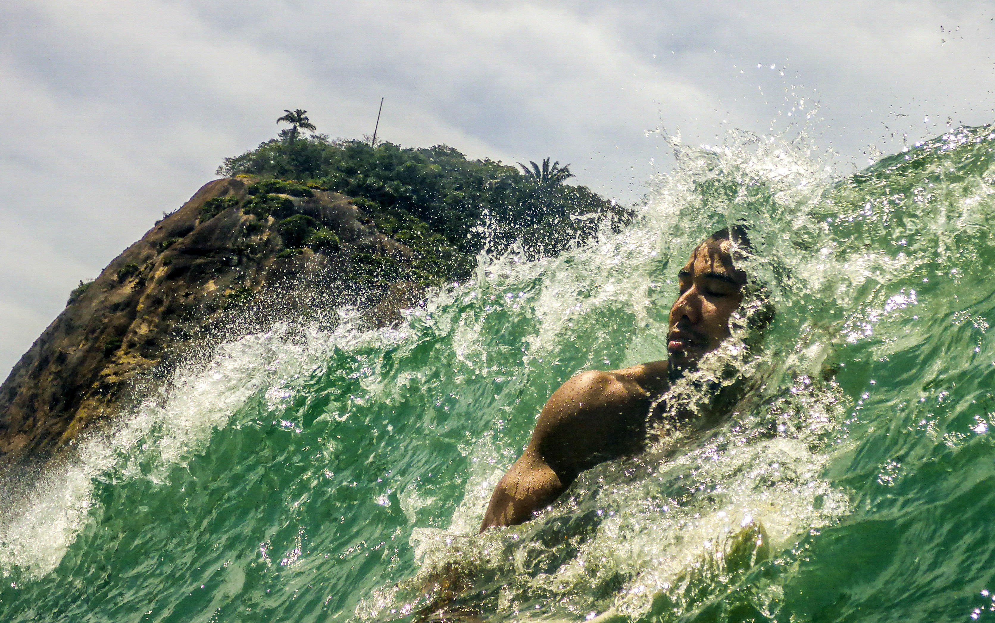 2019 Photo Contest - Honorable Mention - People & Nature
A surfer enjoying a good wave Sunday in Copacabana expects the next good wave. Rio de Janiero, Brazil.
Um surfista aproveitando um domingo de boas ondas em Copacabana espera a proxima onda boa.