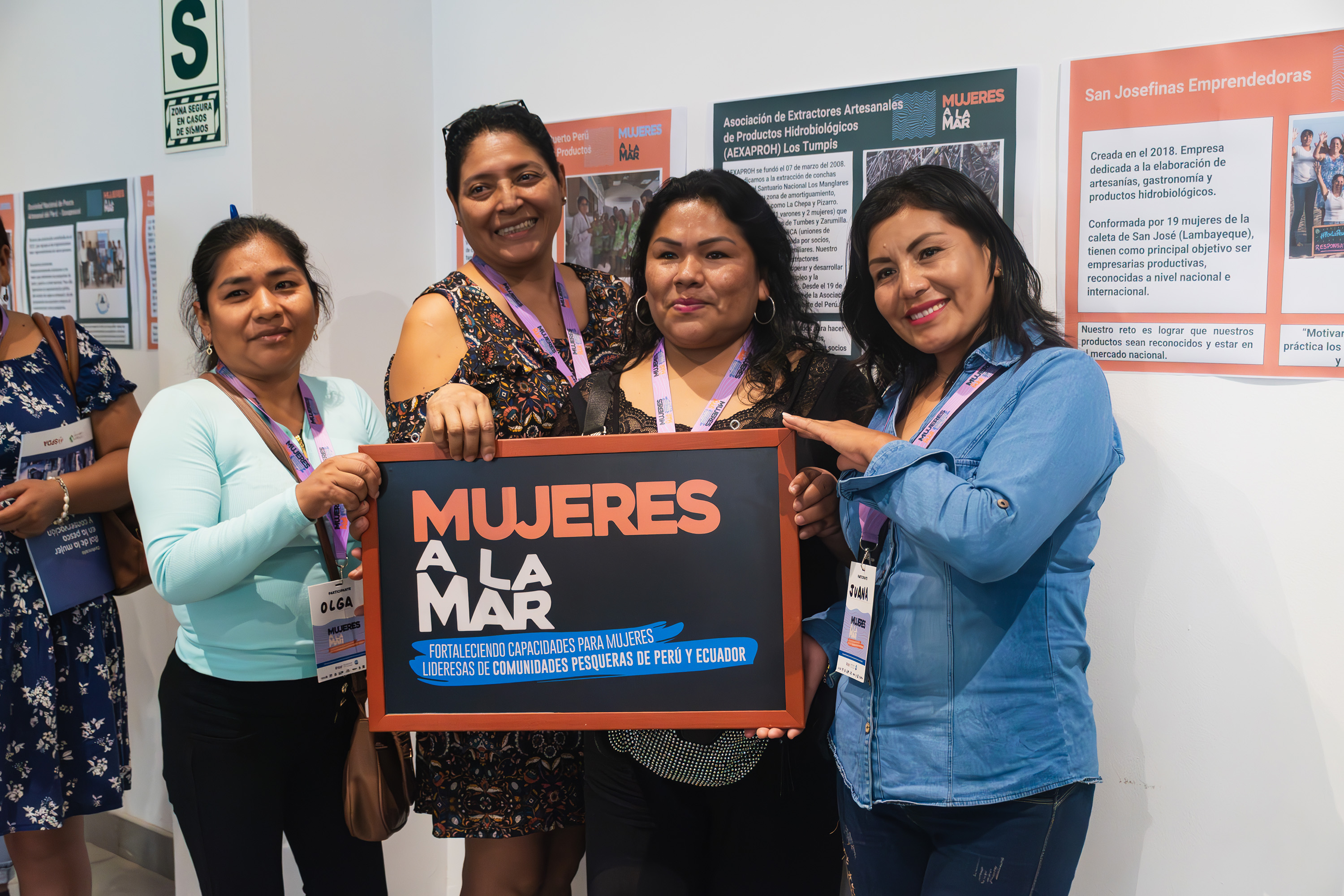 Grupo de mujeres entre los que se encuentra Jenny Pizarro, vicepresidenta de la asociación Realmar. 