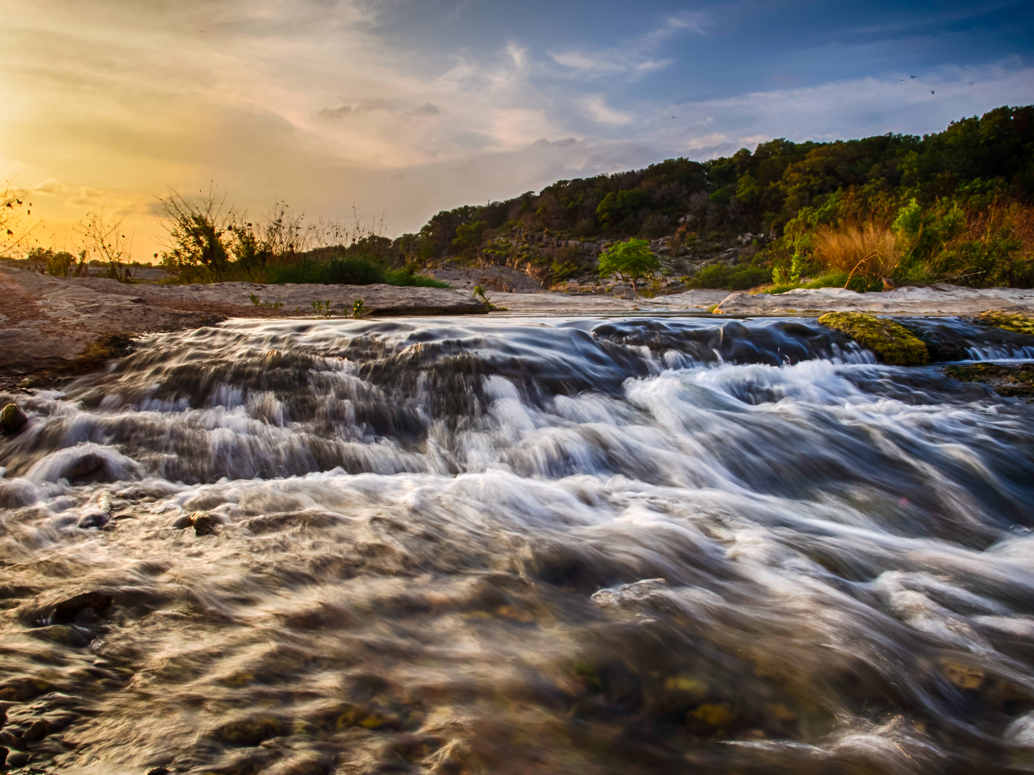 River waters flow over step-like rocks.